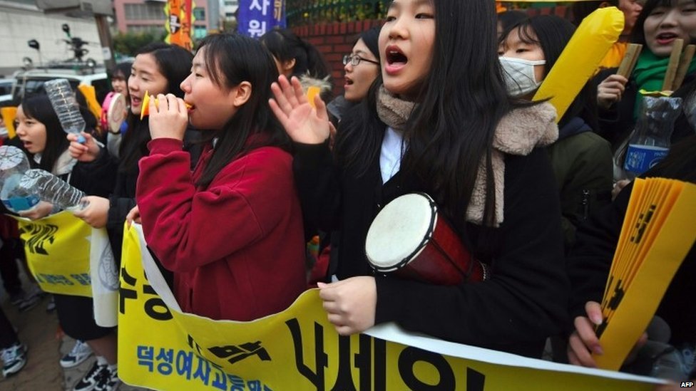 Cheers of support for South Korea's exam students - BBC News