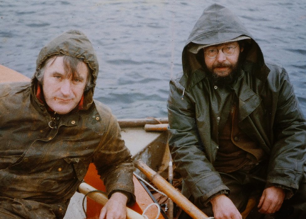 Тед Хьюз и Барри Кук ловят щуку в Ирландии, 1978-9 гг.