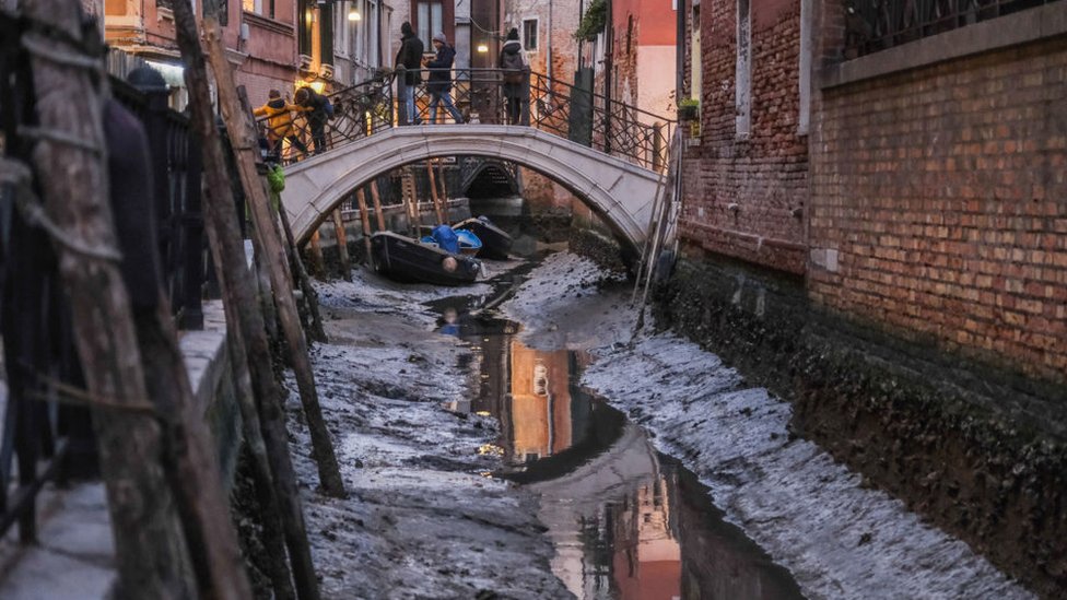 La inusual marea baja ha afectado muchos canales en Venecia.