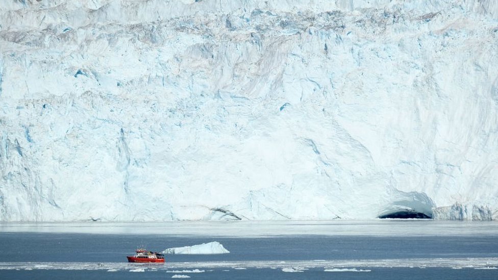 Un barco en la costa de Groenlandia