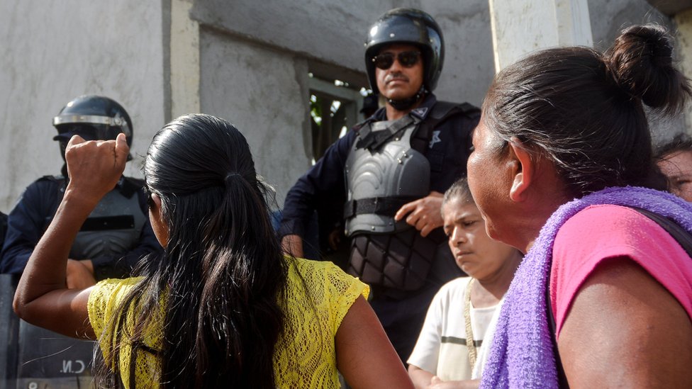 Según denunció la Comisión Nacional de Derechos Humanos, los presos de Las Cruces están en situación de hacinamiento. Policías y familiares de presos en la cárcel Las Cruces, Acapulco, México