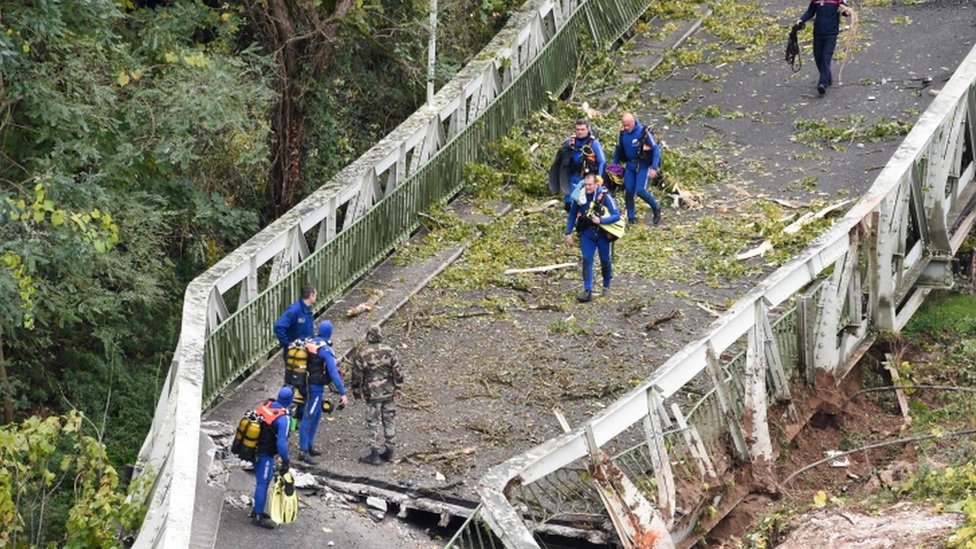Спасатели идут по подвесному мосту, который рухнул 18 18 ноября в Мирепуа-сюр-Тарн, недалеко от Тулузы, на юго-западе Франции