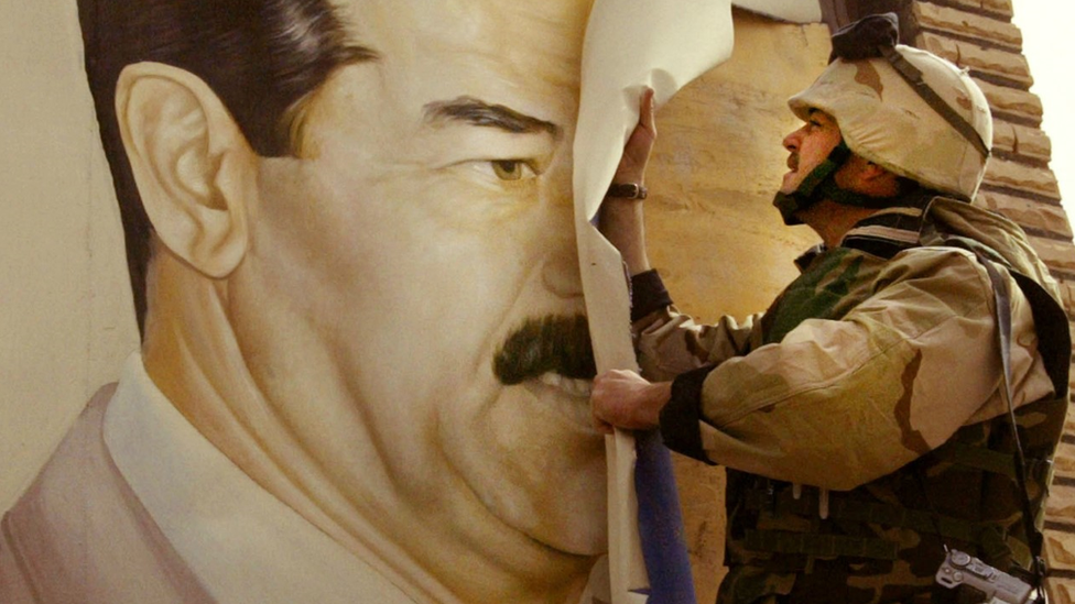 2003年，一名美軍軍官私下薩達姆的招貼畫