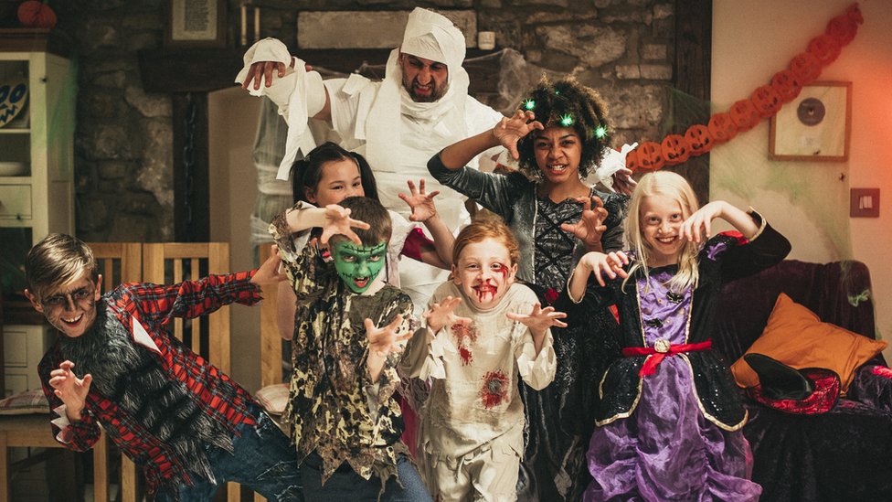 Una familia disfrazada de zombis y monstruos