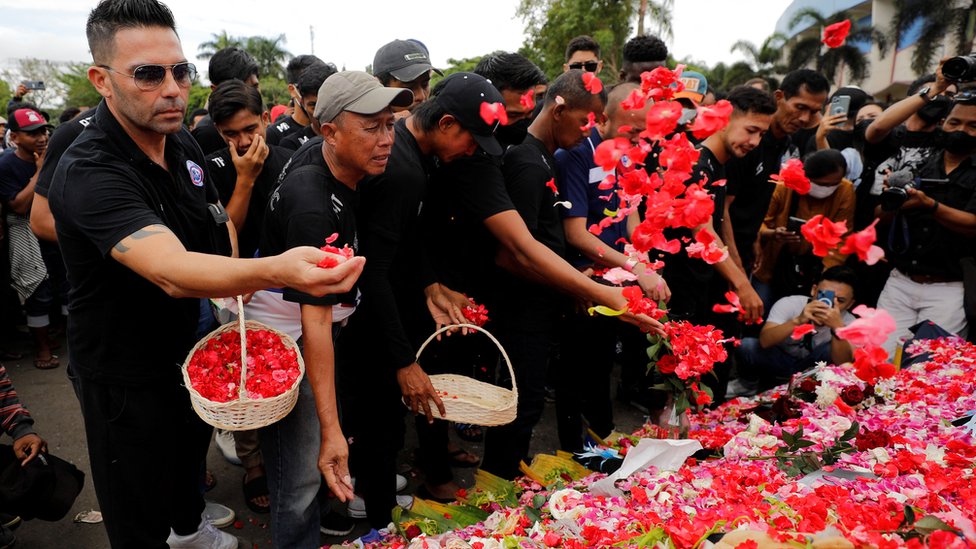 Tragedi Stadion Kanjuruhan: Kisah Pilu Di Pintu 13 Dan 14 - 'Seperti ...