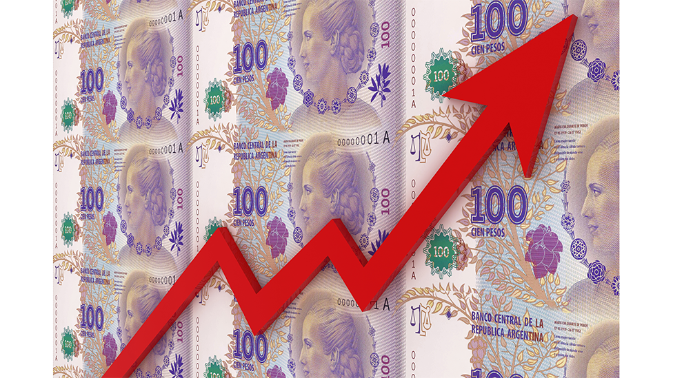 Pesos argentinos con un gráfico que muestra un alza