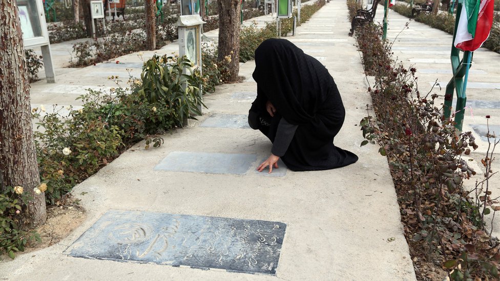 İran'ın başkenti Tahran'ın güneyinde bir mezarlık.