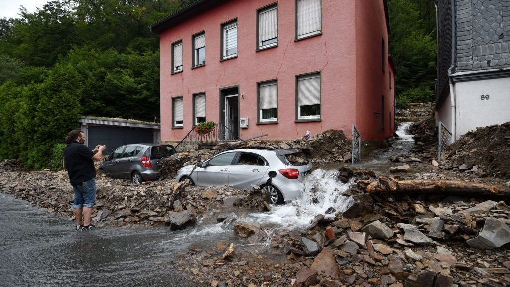 Germany floods: Merkel pledges support for victims