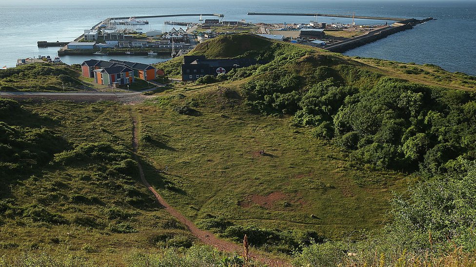 70 después se sigue viendo el cráter creado por la explosión. Hierba
