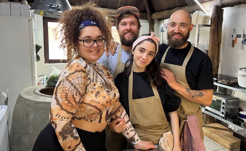 ديما والعاملون في المطعم الذي يحمل اسم حمص