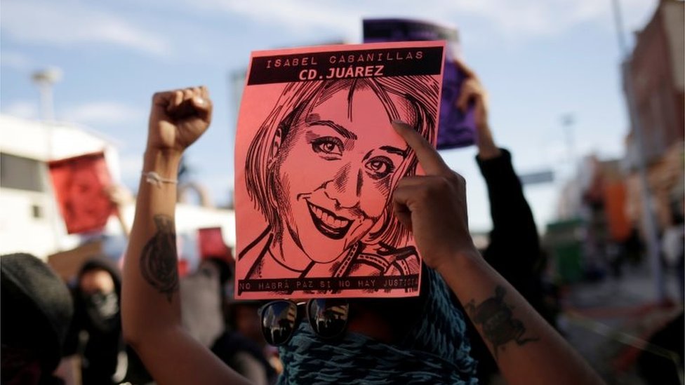 Демонстранты принимают участие в акции протеста, требуя правосудия за убийство Изабель Кабанильяс, борца за права женщин, тело которой было найдено 18 января 2020 года в Сьюдад-Хуаресе, Мексика, 25 января 2020 года.