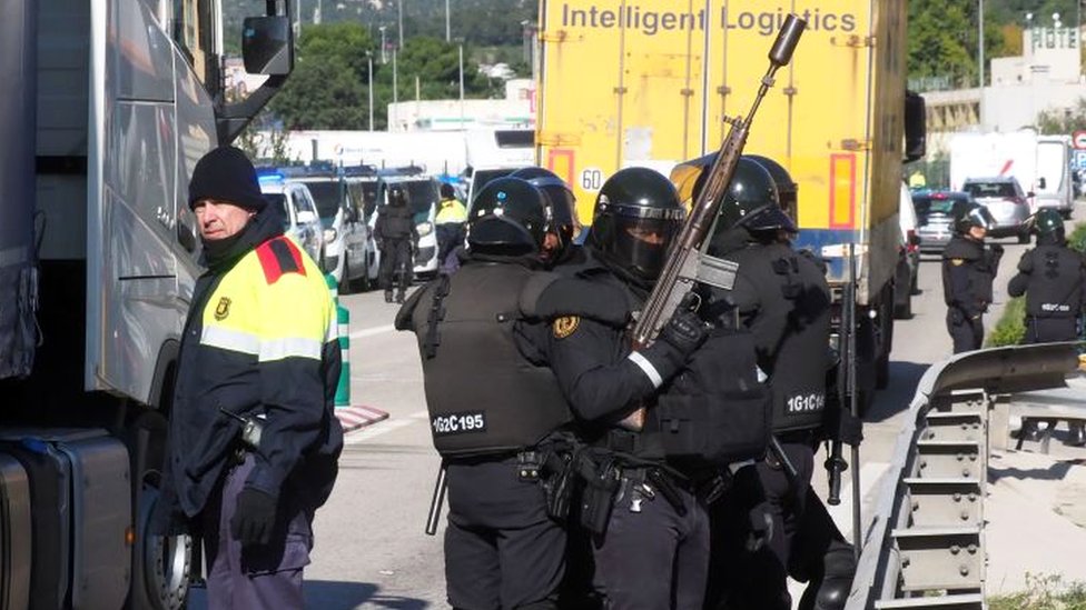 Испанские полицейские патрулируют испанско-французскую границу в Ла-Хонкера на севере Испании, 12 ноября 2019 г.