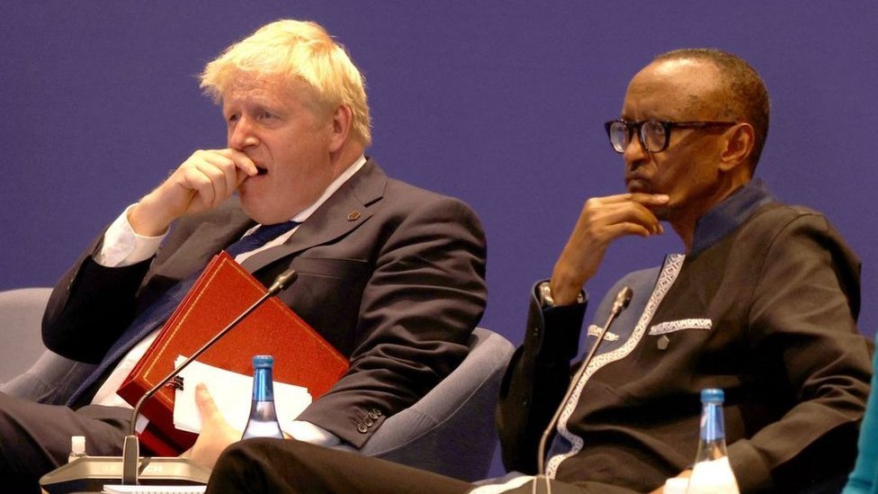 رئيس الوزراء البريطاني السابق بوريس جونسون إلى جانب الرئيس الرواندي بول كاغامي