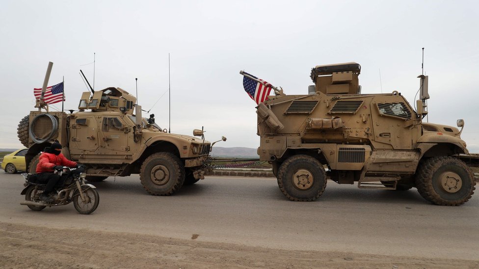 Военная машина США буксирует другую машину на окраине сирийского города Камышлы 12 февраля 2020 года