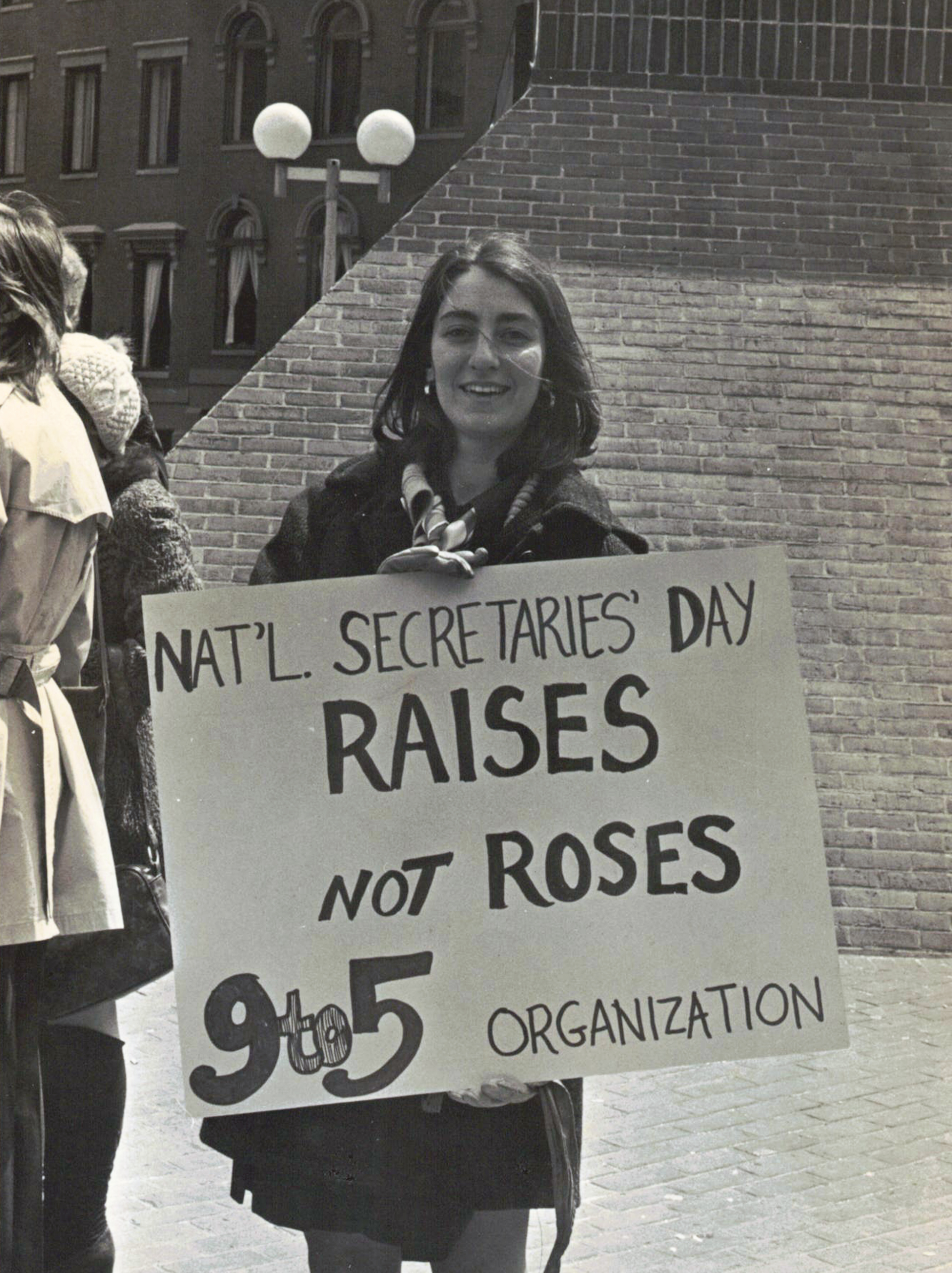 Карен Нуссбаум на первой акции протеста в честь Дня национальных секретарей в Бостоне, 1974 г., с плакатом с надписью «Восстанавливает, а не розы»
