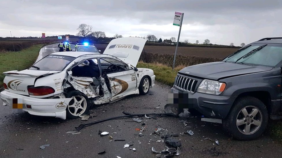 Subaru и Jeep попали в аварию на Марш-лейн, Дербишир