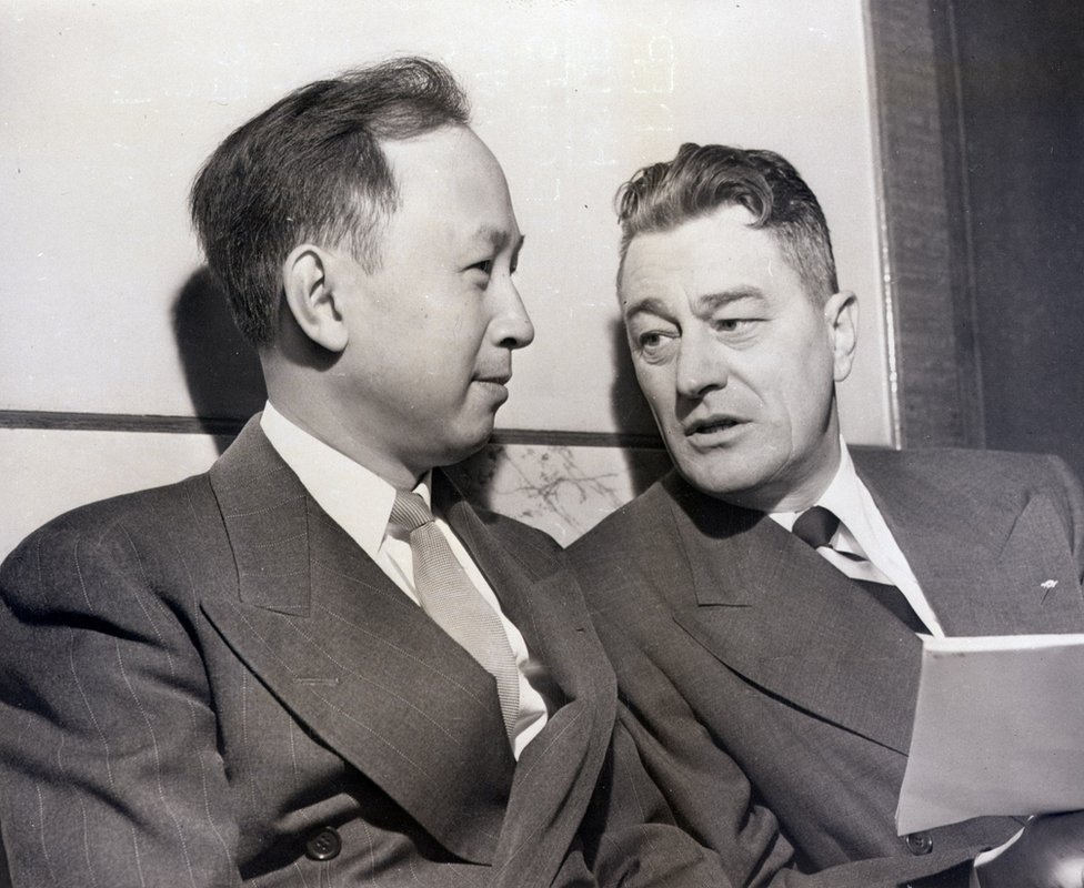 Qian Xuesen and his lawyer, Grant Cooper, at a deportation hearing in November 1950
