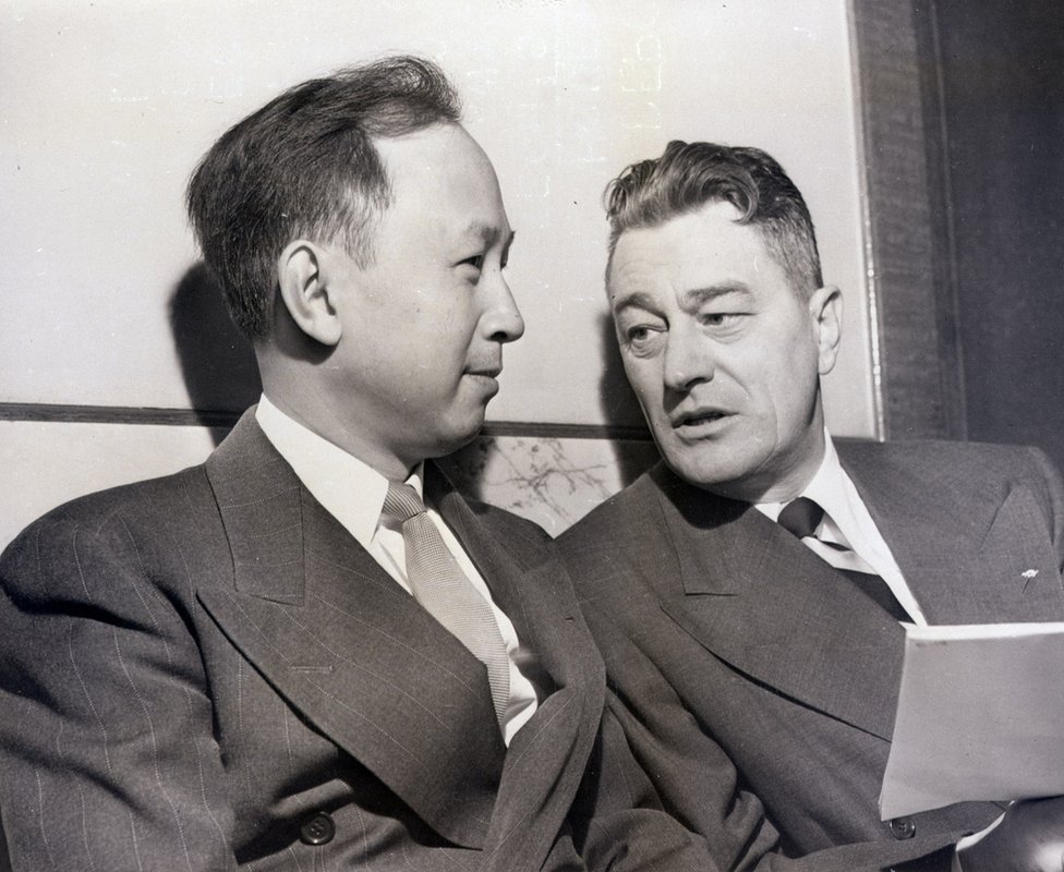 Qian Xuesen con su abogado Grant Cooper en una audiencia de deportación en noviembre de 1950.