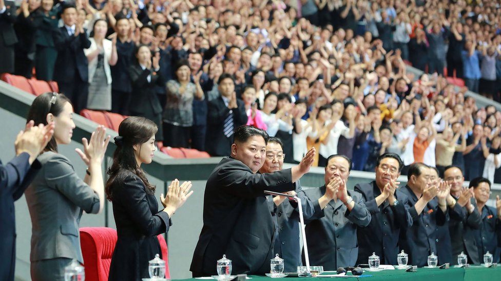 Ким Чен Ын (в центре) машет толпе в день открытия Массовых игр в Пхеньяне, Северная Корея