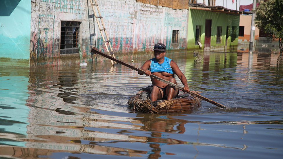 Un hombre utiliza un bote hecho de juncos durante una inundación en Huarney en 2017