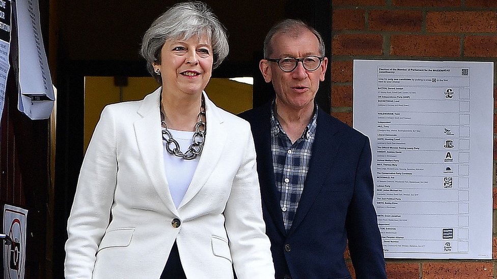 La primera ministra, Theresa May, convocó los comicios anticipados para intentar reforzar su autoridad durante las negociaciones del Brexit. Theresa May y su esposo Philip.