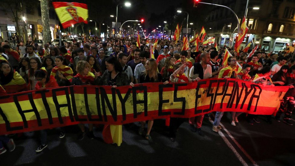 Después de la declaración de independencia, manifestantes en pro y en contra salieron a las calles. Manifestación en contra de la independencia de Cataluña en Barcelona - 27 de octubre