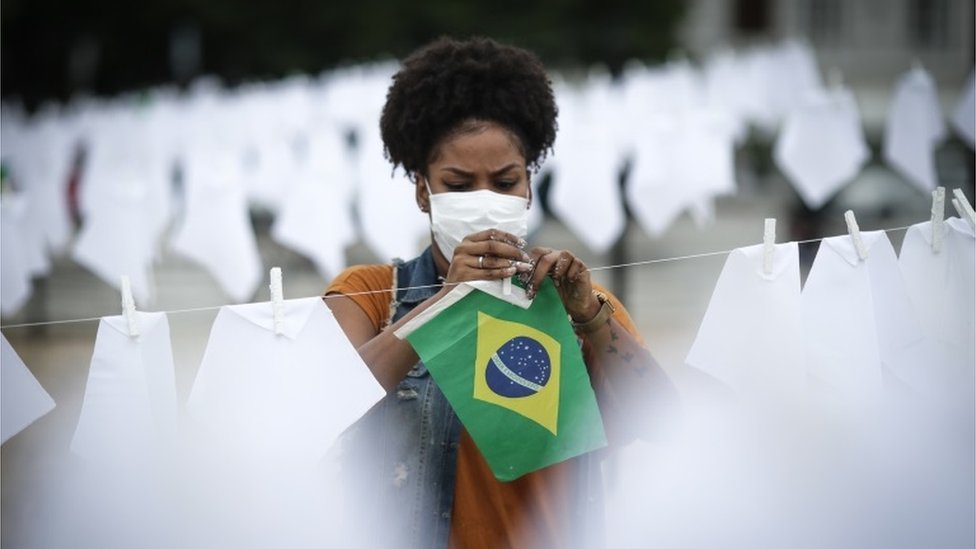 Brezilya'da ölen 600 bin kişi anısına Copacabana plajına 600 mendil asıldı