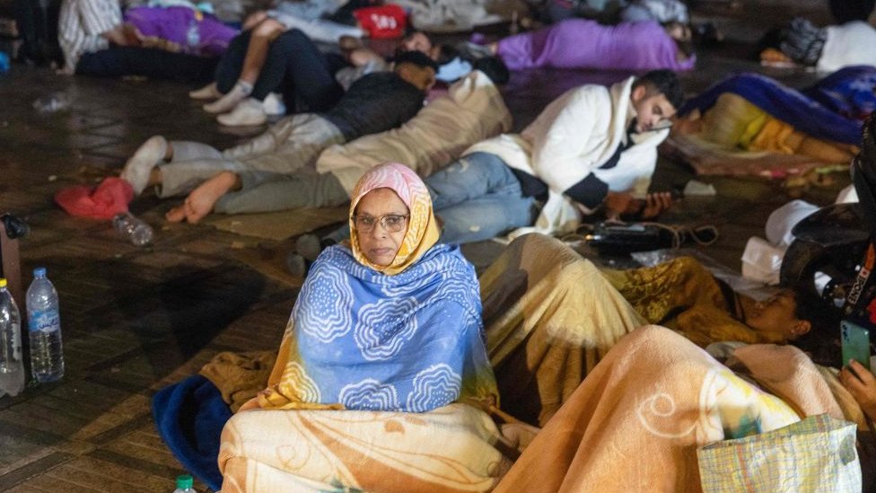 سكان يحتمون خارج منازلهم في ساحة عقب زلزال مراكش