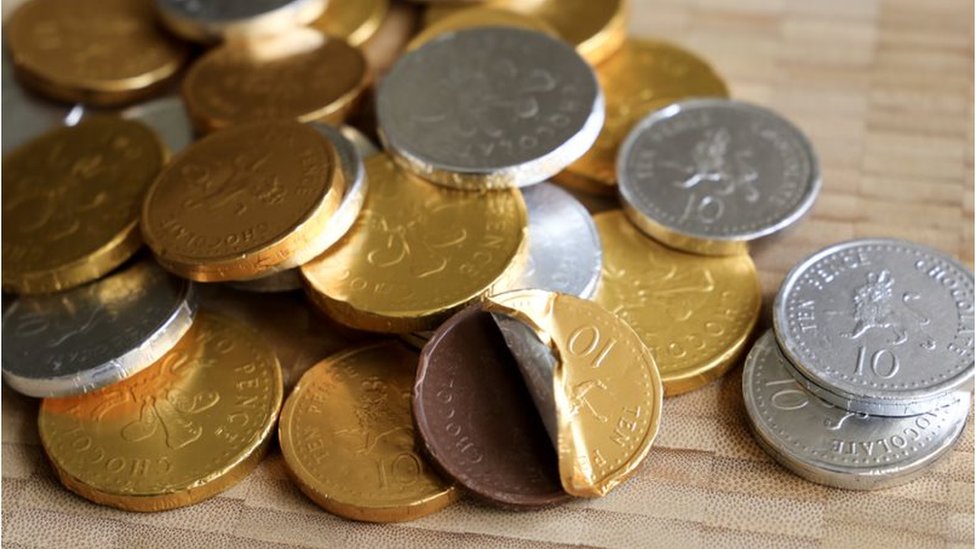 Uma pilha de moedas de chocolate