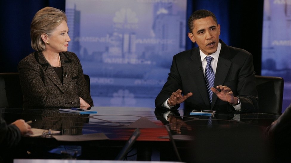 Хиллари Клинтон наблюдает, как Барак Обама говорит во время дебатов в Wolstein Center Кливлендского государственного университета, февраль 2008 г.