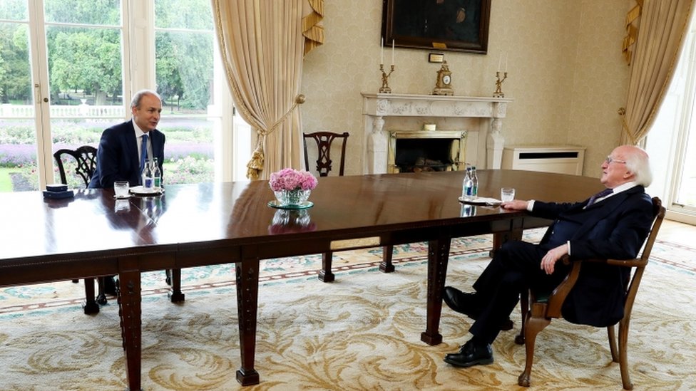 Новый Таосич (премьер-министр) Ирландии Майкл Мартин (слева) на встрече с президентом Ирландии Майклом Д. Хиггинсом
