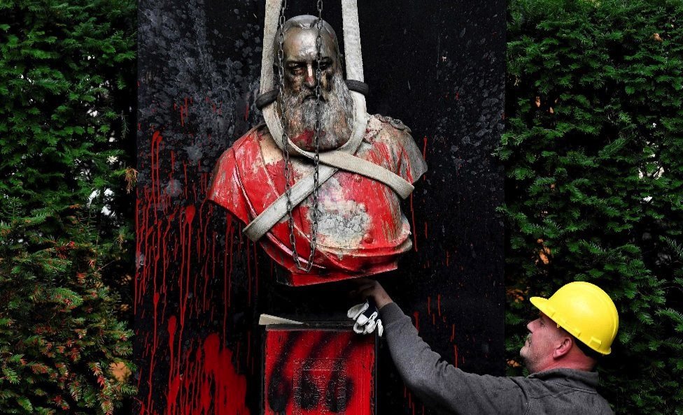 Vandalizovana statua belgijskog kralja Leopolda Drugog u Gentu, 2020.