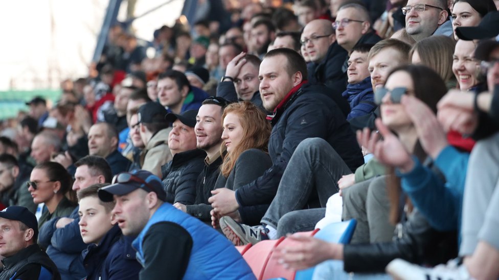 Болельщики радуются, наблюдая за футбольным матчем Белорусской премьер-лиги между ФК «Минск» и «Динамо-Минск» в Минске 28 марта