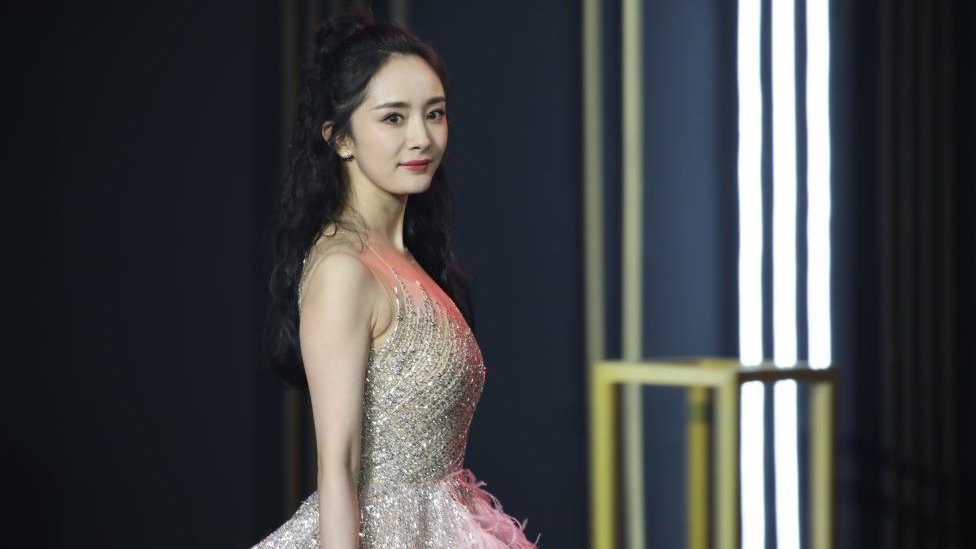 Актриса Ян Ми прибыла на красную дорожку церемонии вручения премии Tencent Star Awards 2019 28 декабря 2019 года в Пекине, Китай.