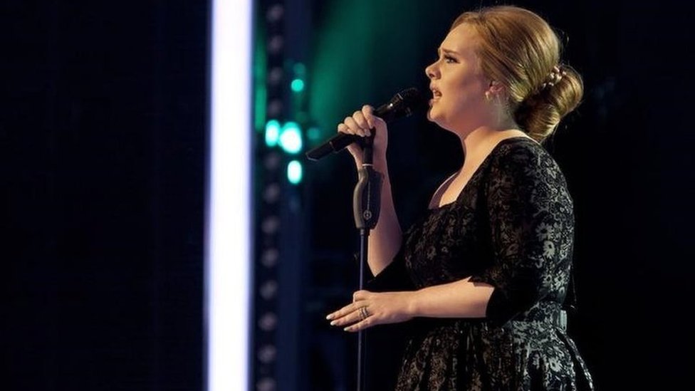 Foto de la cantante Adele en un concierto en 2010