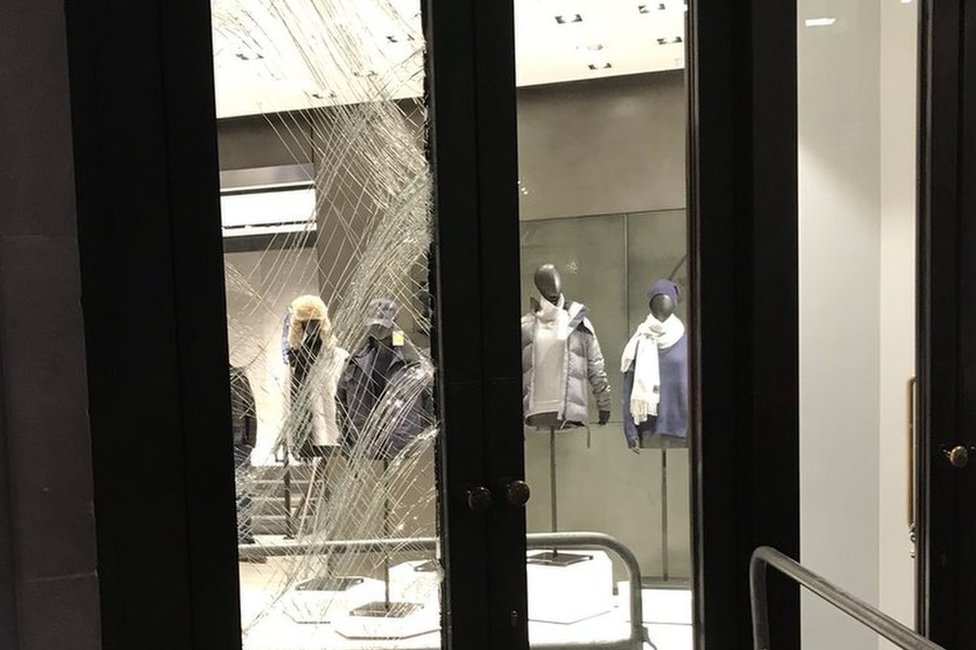 Разбитая витрина в магазине Canada Goose