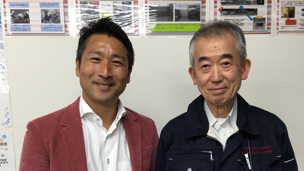Yoshihiko Kunihiro (a la izquierda) dice que el 10% de sus trabajadores tiene más de 60 años. Yoshi Kunihiro (left) Nakao Sugiyama (right)