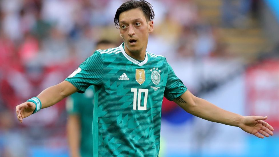 Mesut Özil no mencionó que se retiraba definitivamente de la selección, pero por el momento no piensa jugar con ella.