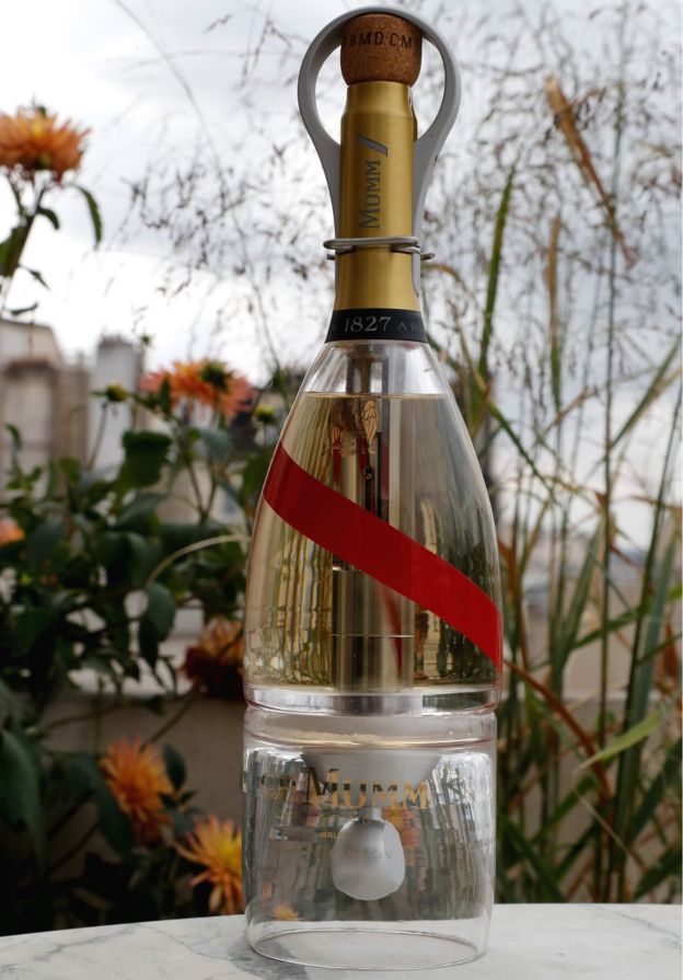 Бутылка шампанского Mumm Grand Cordon Stellar для испытаний