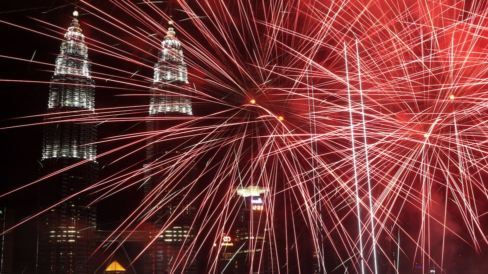 Malezya'nın Kuala Lumpur kentinde bulunan Petronas Kuleleri'nin önünde patlayan havai fişekler objektiflere böyle yansıdı.