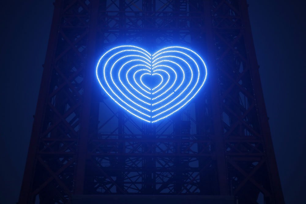 Блэкпульская башня с огнями в голубом сердце