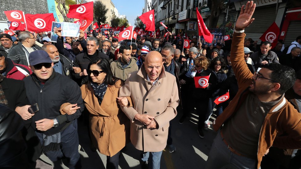 عدد من المتظاهرين في شوارع العاصمة تونس، تتصدرهم قيادات جبهة الخلاص الوطني