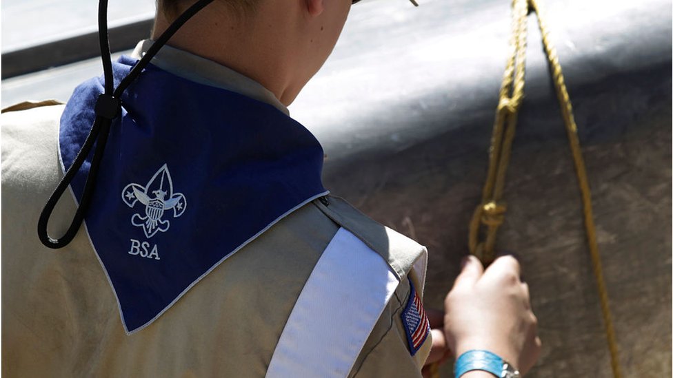 Un miembro de los Boy Scout trabaja en un campamento en Maple Dell el 31 de julio, Utah.