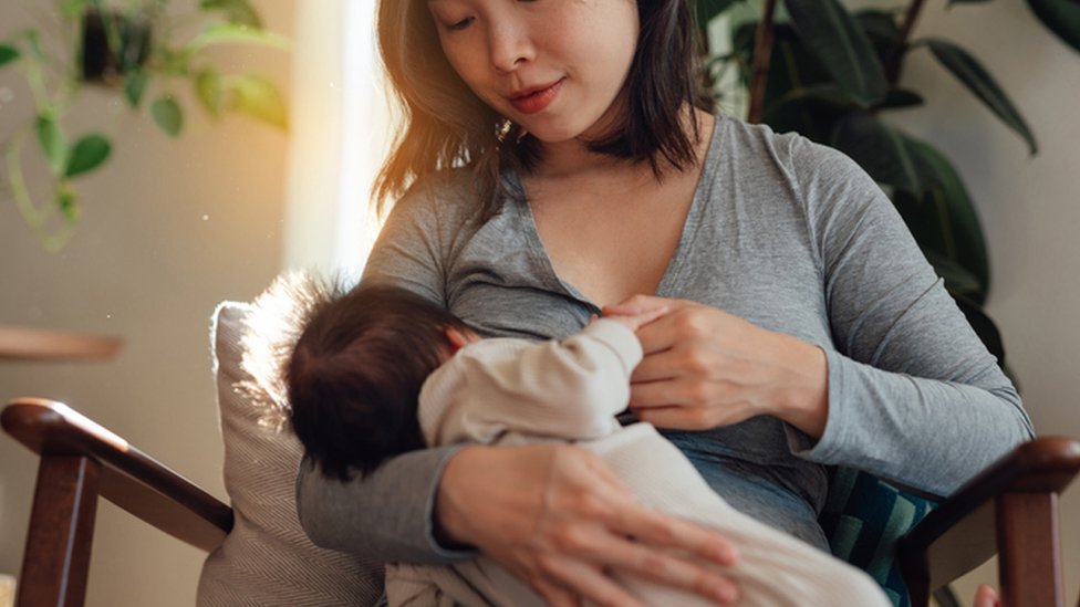 Mulher amamentando bebê