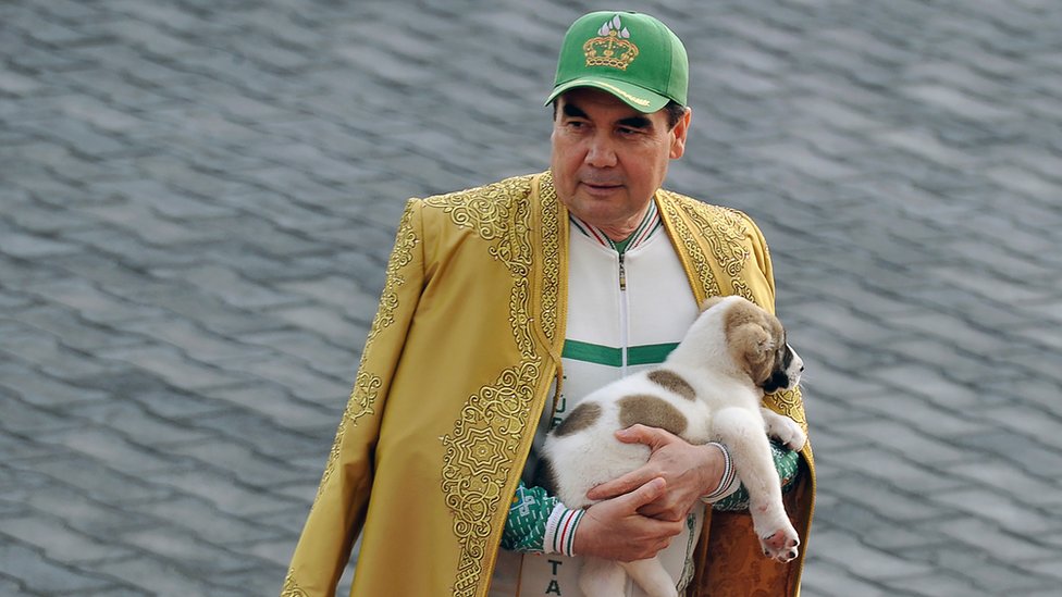 el presidente de Turkmenistán, Gurbanguly Berdymukhamedov. con un cachorro en brazos