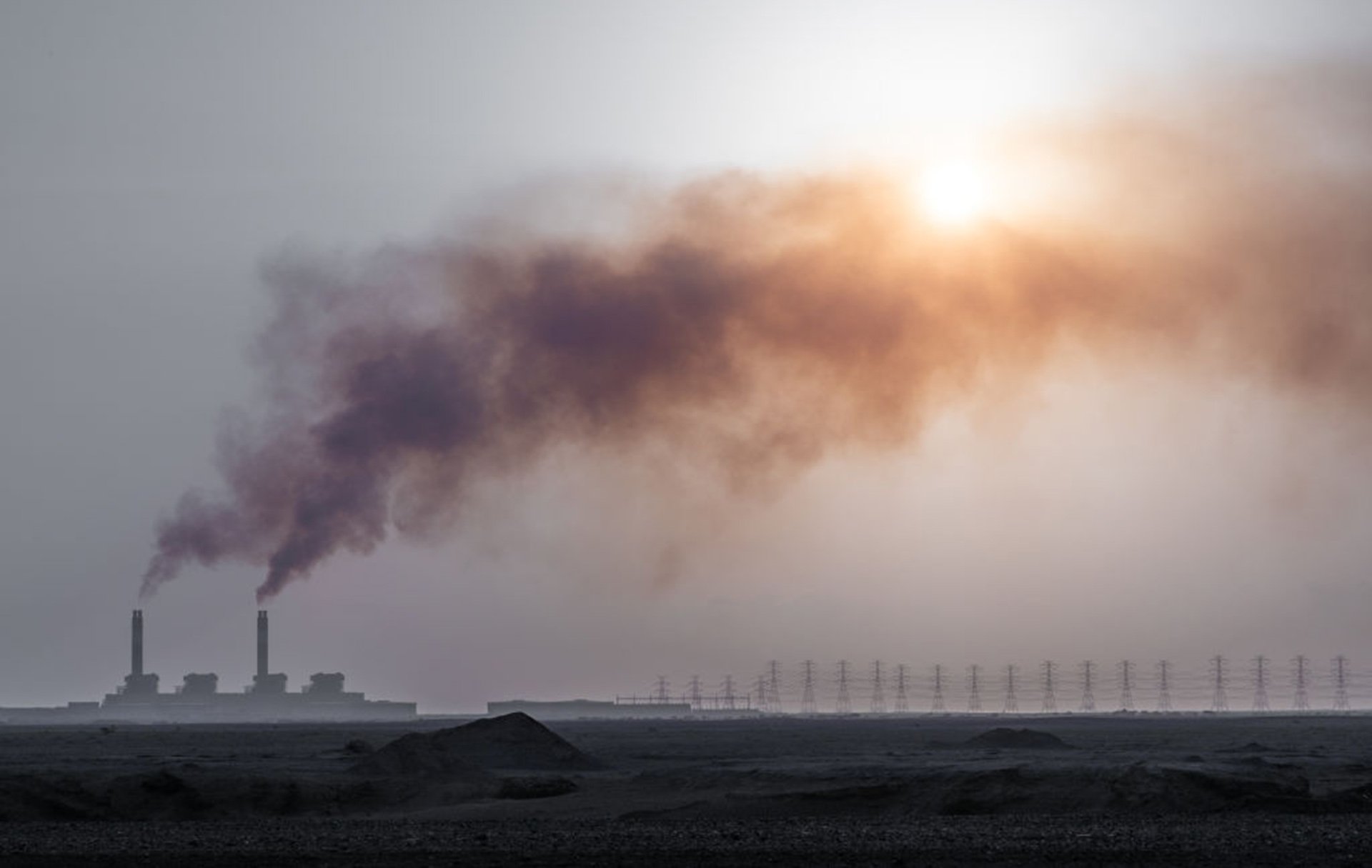 الدخان يتصاعد من محطة تحلية مياه البحر في المملكة العربية السعودية