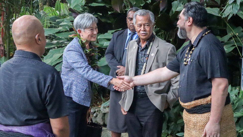澳大利亞外長黃英賢（左二）到訪斐濟蘇瓦太平洋島國論壇會址（26/5/2022）