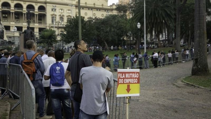 Fila de pessoas em mutirão de emprego em São paulo