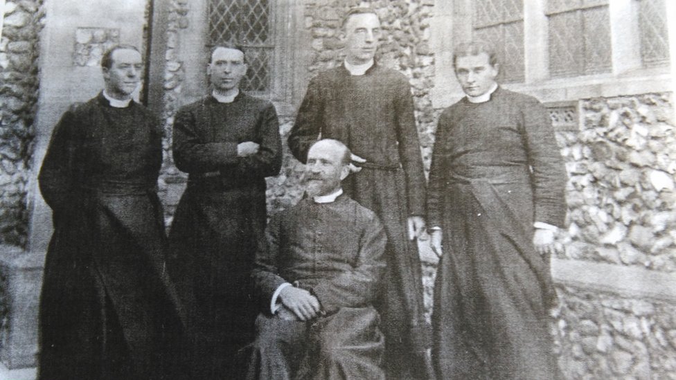 Сэмюэл Лейтон Грин (справа), преподобный Чарльз Ланчестер (второй слева), преподобный Д. У. Маунтфорд (сидит), двое неизвестных