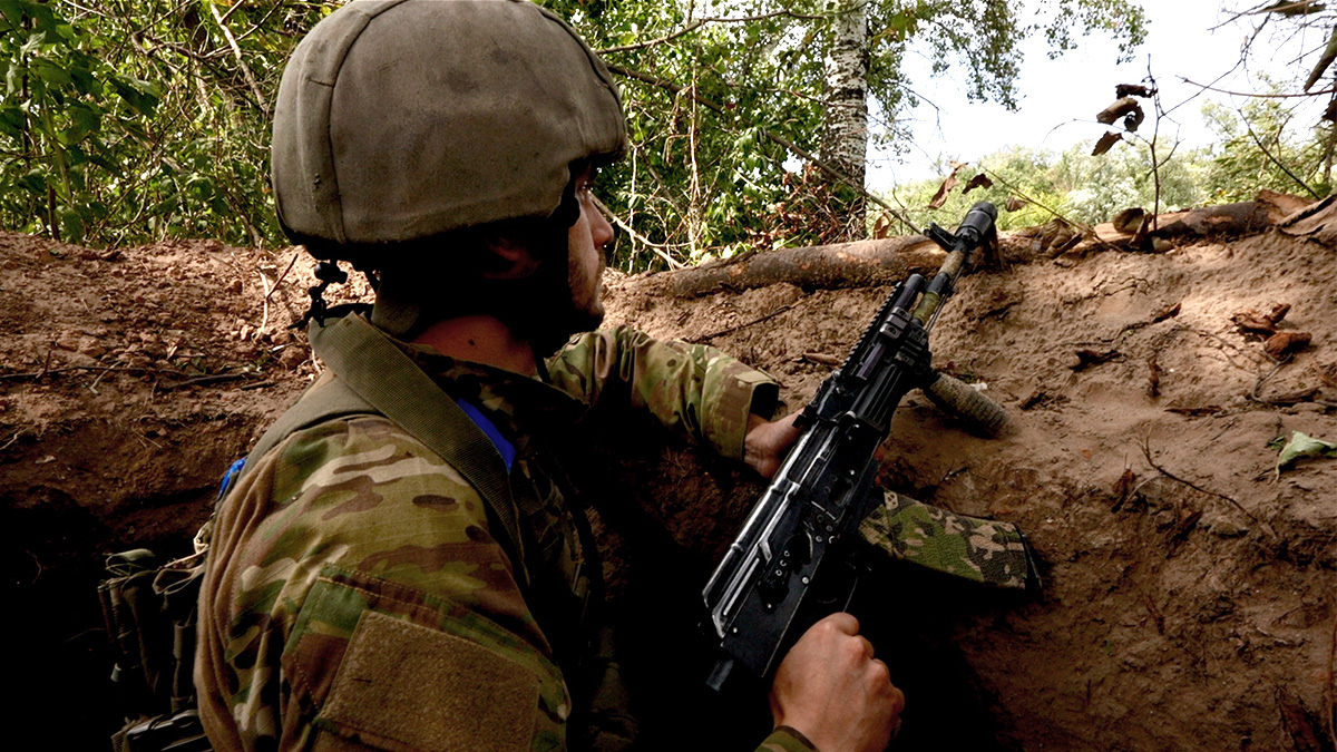 جندي أوكراني يحرس نقطة مراقبة نهرية